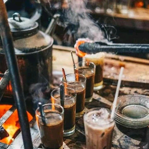 Kaki lima di yogyakartaAngkringan kopi jos lik man